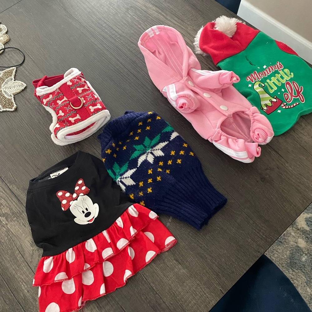 S size dog clothes. This listing not available, doesn’t let me to delete!!!!!!